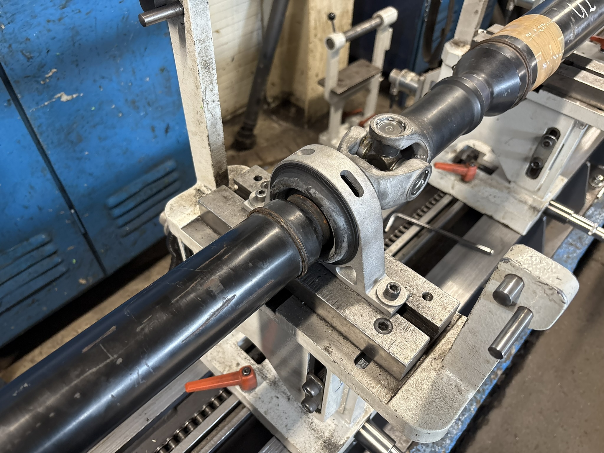 Wyważanie wału napędowego z podporą